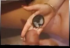 Baby arbeitet mit Stiften und leckt seine Eier mit geile reife deutsche frau der Zunge