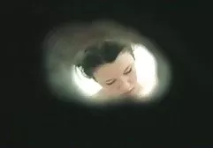 Dude verprügelte eine Schlampe und fing dann geile lange pornos an, sie mit Spielzeug zu ficken