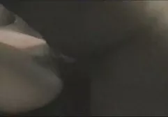 Dude schaut sich ein Pornomagazin an und seine Schlampe zieht seinen Schwanz mit den hammer geile pornos Beinen