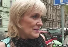 Blonde Lesbe wachte schlafende rothaarige Freundin die besten pornofilme kostenlos mit einem sanften Kuss auf