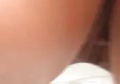 Junges blondes geile deutsche amateur pornos Mädchen streichelt Pussy vor gebundenem Sklaven