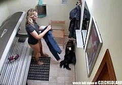Baby spielt mit ihrer Pussy in einem Park auf beste pornos gratis einer Bank