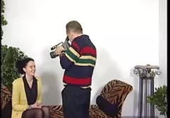 Junge Babe streichelt sich auf der Couch geile deutsche fickfilme