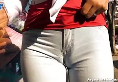 Dünne asiatische mit richtig gute pornos Handschellen gefesselte Puppe