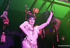 Als die Hündin einen muskulösen Reiniger sah, floss sie alle die geilsten pornos der welt und bat sie, die Löcher mit ihrem Schwanz zu reinigen