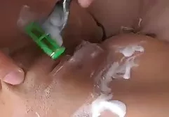 Ein kleines japanisches Mädchen mit einer prallen, sexy Figur, die der beharrlichen Belästigung eines jungen Hengstes unterlegen ist, dem eine reife Frau leidenschaftlich geile pornos kostenlos einen sehr großen, fetten Schwanz lutscht
