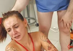 Blondine in Rot behandelt geile junge frauen pornos zwei fette Schwänze
