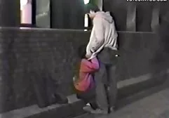 Drei Freunde zogen geile türkische pornos zwei Huren aus und fickten hart auf der Couch