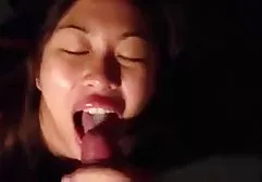 Hot Babe nimmt eine Ladung kostenlose reife frauen sexfilme in den Mund