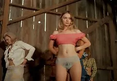 Die hübsche geile sexy pornos Brünette Karina spielt mit sich