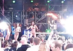 Es ist angenehm, nach Hause zurückzukehren und die Arme eines beste kostenlose pornos jungen Freundes zu genießen, der den ganzen Tag nichts getan hat, sondern nur auf sexuellen Trost gewartet hat