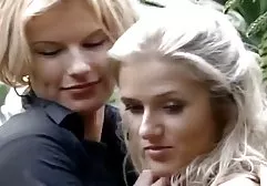 Die vollbusige Blondine lieferte ein Sofa und sie saugte pornos von geilen frauen an den Movern