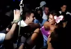 Niger peitschte eine Blondine in den Arsch und scharfer sexfilm fickte sie in einem elastischen Schlitz
