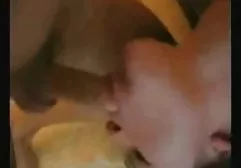 Rothaarige geile sexy pornos Mädchen hat Spaß mit ihrer Muschi zu spielen