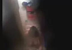 Die Milchmagd entblößt ihre riesigen Brüste und rennt den Kühen pornos mit geilen mädchen nach