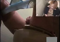 Brünette saugt in geilepornofilme der Toilette vor der Kamera