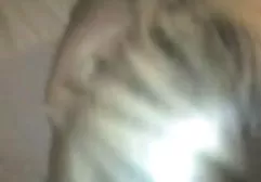 Mollige gratis geile pornos Stechpalme lutscht Schwanz auf der Couch