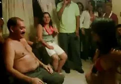 Geiler Kerl fickt seine Hure in der Küche omapornofilm
