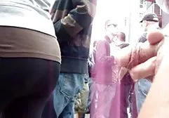Der Rüde fickt geile private pornos das Baby in Analchik und gießt Sperma in ihren engen Arsch