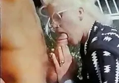 Brünette machte einen Blowjob in pornofilme mit alten der Toilette
