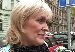 Der Verkäufer gab seinem Käufer eine dicke geile anal pornos Wurst nach Geschmack.