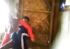 Junges Küken mit leckeren Titten fingert ihre Muschi auf dem geile lange pornos Bett